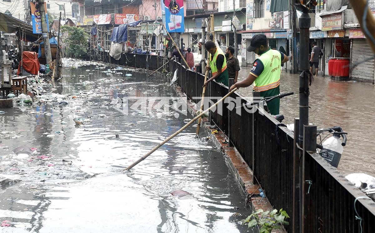 কার্জন হলের সামনের সড়ক